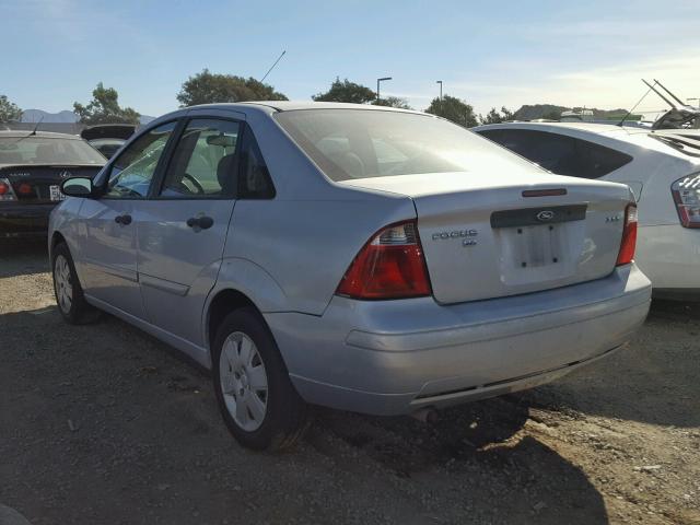 1FAFP34N86W190106 - 2006 FORD FOCUS ZX4 SILVER photo 3