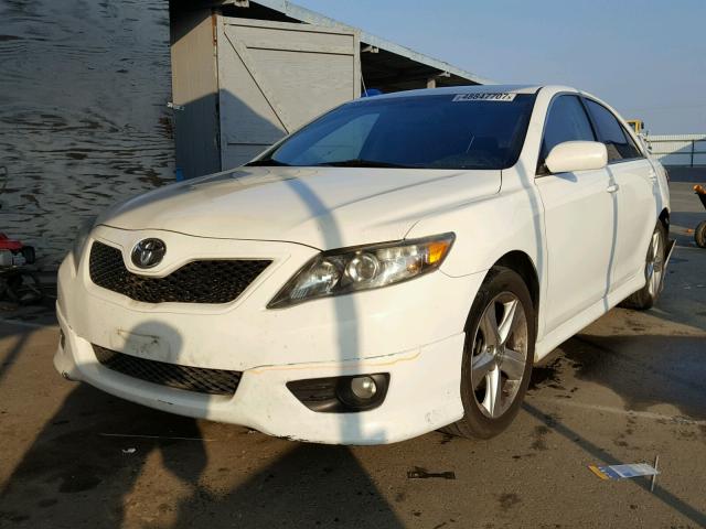 4T1BF3EK3BU687727 - 2011 TOYOTA CAMRY BASE WHITE photo 2