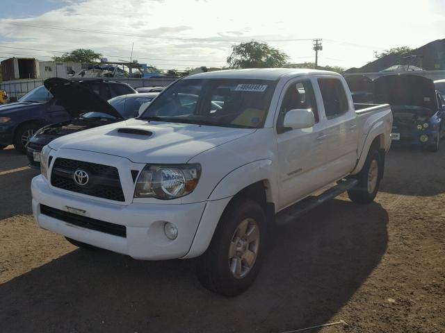 3TMJU4GN7BM120685 - 2011 TOYOTA TACOMA DOU WHITE photo 2