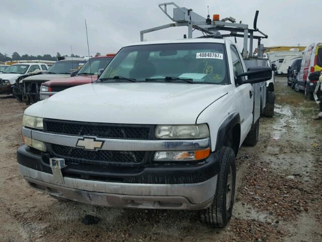 1GBHC24U22Z205454 - 2002 CHEVROLET SILVERADO WHITE photo 2