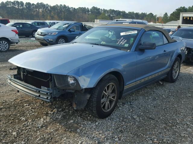 1ZVFT84N755244015 - 2005 FORD MUSTANG BLUE photo 2