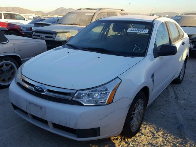 1FAHP35N98W241588 - 2008 FORD FOCUS SE WHITE photo 2