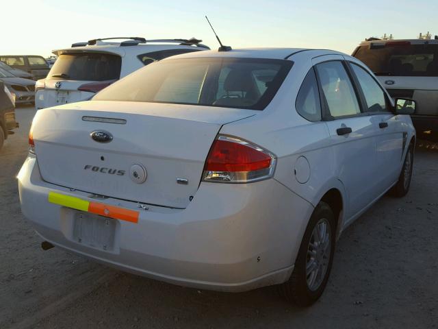 1FAHP35N98W241588 - 2008 FORD FOCUS SE WHITE photo 4