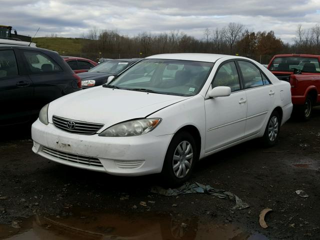 4T1BE32K55U400156 - 2005 TOYOTA CAMRY LE WHITE photo 2