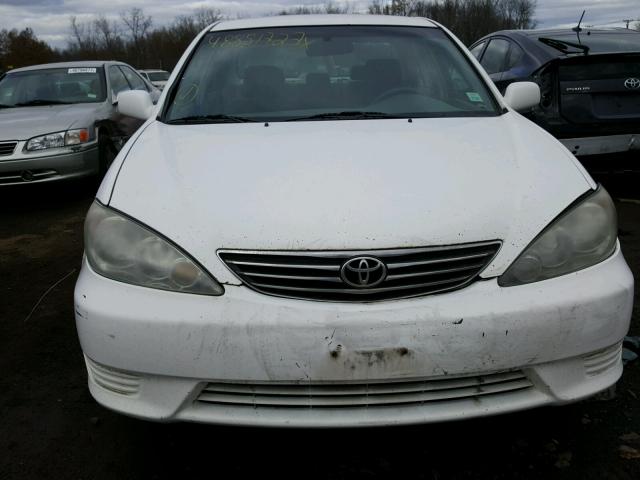 4T1BE32K55U400156 - 2005 TOYOTA CAMRY LE WHITE photo 9