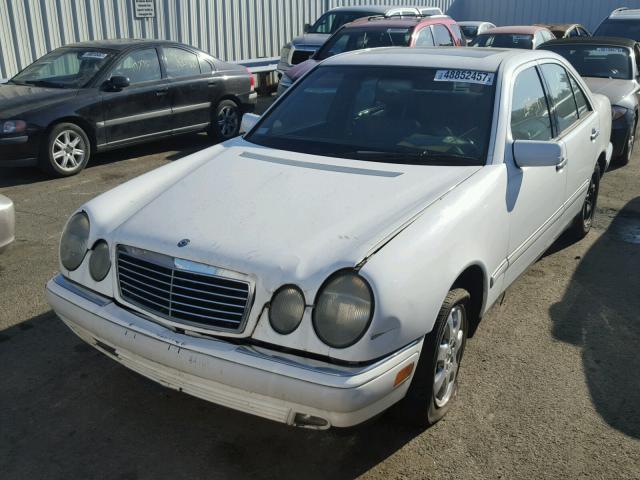 WDBJF55F9VA393963 - 1997 MERCEDES-BENZ E 320 WHITE photo 2