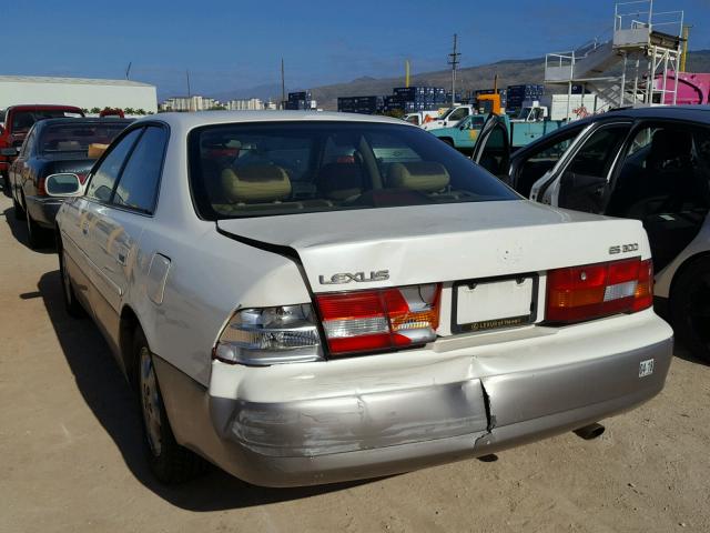 JT8BF22G0V0060010 - 1997 LEXUS ES 300 WHITE photo 3