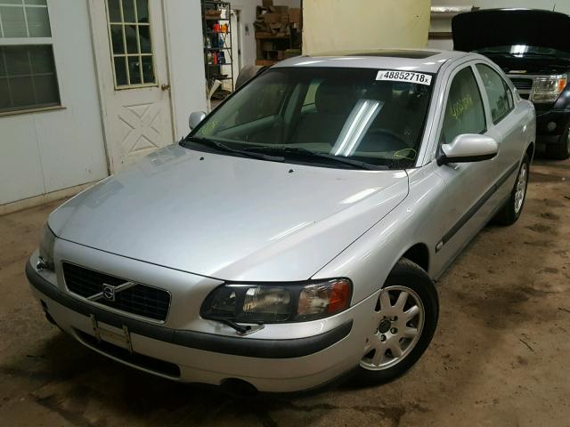 YV1RS61R622164209 - 2002 VOLVO S60 SILVER photo 2