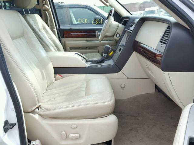 5LMFU28R43LJ32462 - 2003 LINCOLN NAVIGATOR Biały zdjęcie 5