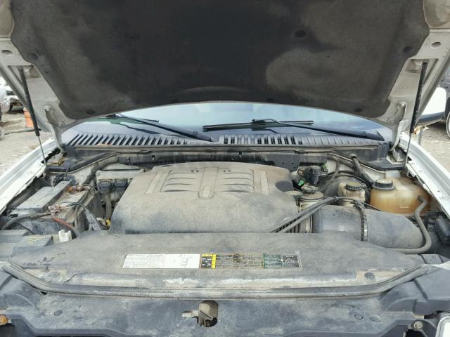 5LMFU28R43LJ32462 - 2003 LINCOLN NAVIGATOR Biały zdjęcie 7