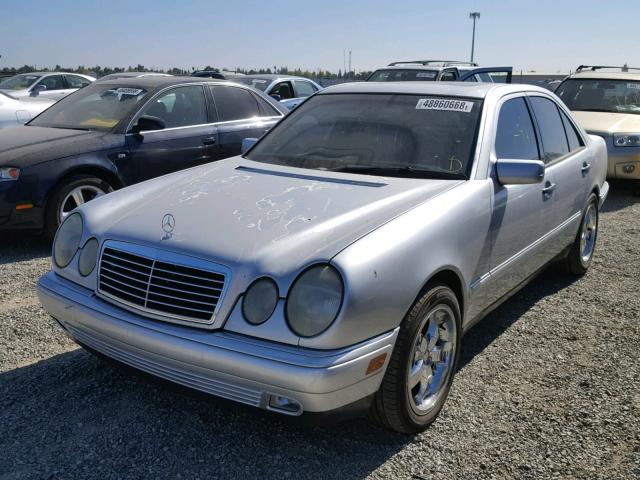 WDBJF72F1VA453203 - 1997 MERCEDES-BENZ E 420 SILVER photo 2