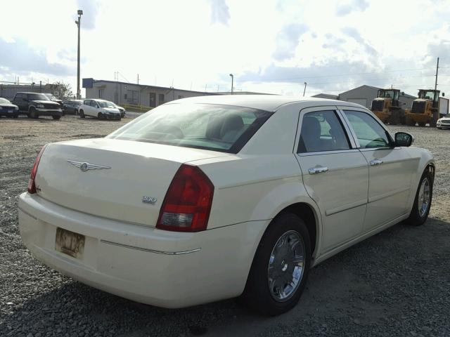 2C3JA53G95H543328 - 2005 CHRYSLER 300 TOURIN CREAM photo 4