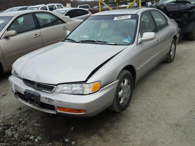 1HGCE6674TA003084 - 1996 HONDA ACCORD EX SILVER photo 2