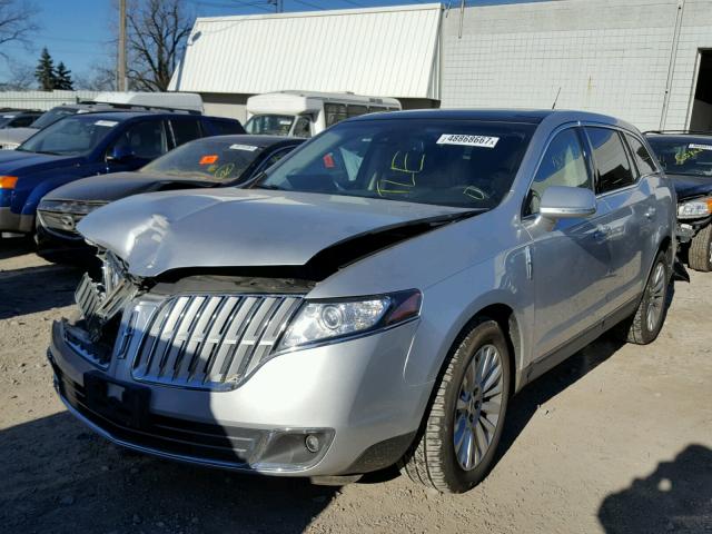 2LMHJ5AR3ABJ20627 - 2010 LINCOLN MKT SILVER photo 2