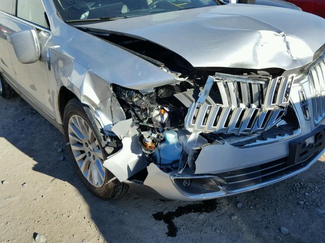 2LMHJ5AR3ABJ20627 - 2010 LINCOLN MKT SILVER photo 9