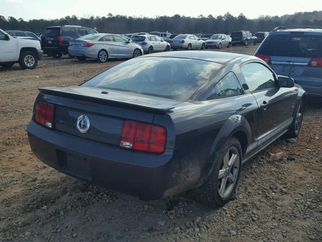 1ZVHT80NX85194777 - 2008 FORD MUSTANG BLACK photo 4