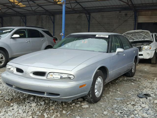 1G3HN52K6W4803039 - 1998 OLDSMOBILE 88 BASE SILVER photo 2