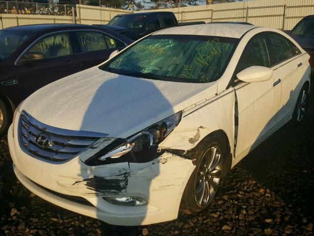 5NPEC4ABXCH459242 - 2012 HYUNDAI SONATA SE WHITE photo 2