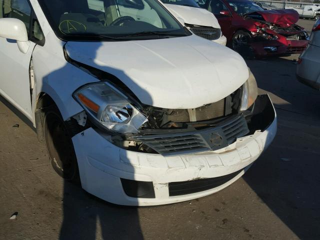 3N1BC13E97L376208 - 2007 NISSAN VERSA S WHITE photo 9