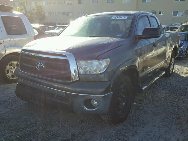 5TFRM5F15BX021316 - 2011 TOYOTA TUNDRA DOU GRAY photo 2