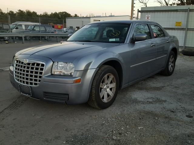 2C3LA43R37H871903 - 2007 CHRYSLER 300 GRAY photo 2