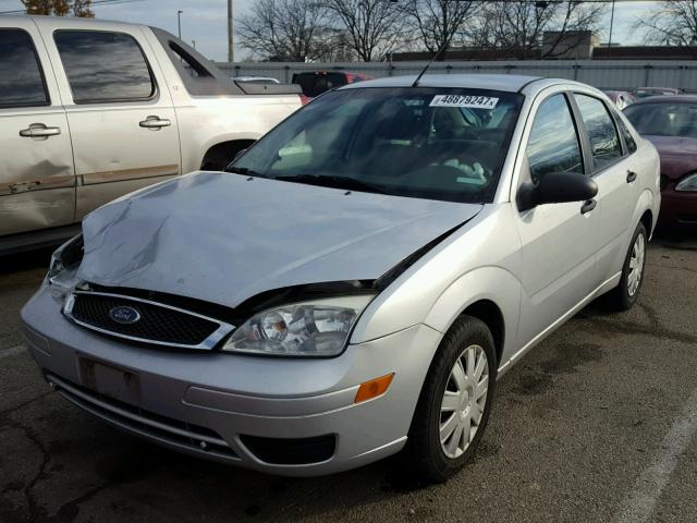 1FAFP34N67W151760 - 2007 FORD FOCUS ZX4 SILVER photo 2