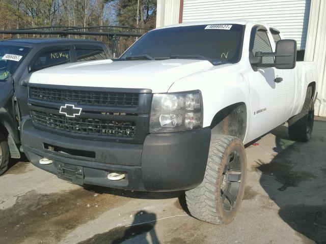 1GCHC29K47E576293 - 2007 CHEVROLET SILVERADO WHITE photo 2