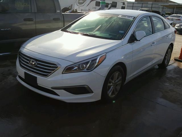 5NPE24AF9HH594080 - 2017 HYUNDAI SONATA SE WHITE photo 2