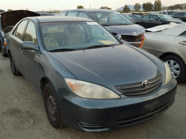 JTDBE30K520115287 - 2002 TOYOTA CAMRY LE GREEN photo 1