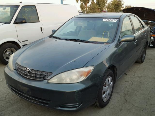 JTDBE30K520115287 - 2002 TOYOTA CAMRY LE GREEN photo 2