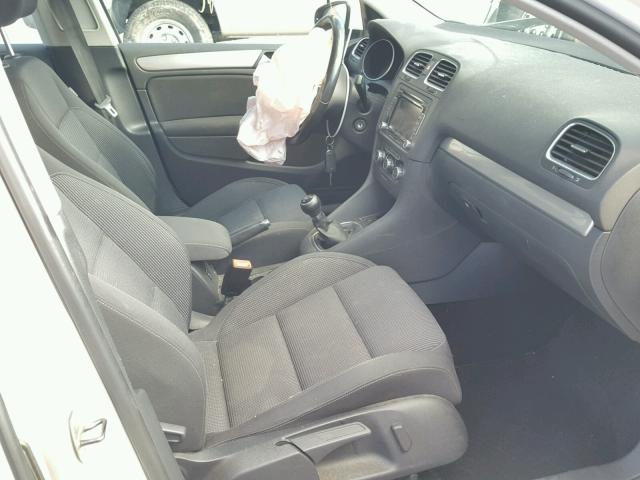 WVWNM7AJ9BW027546 - 2011 VOLKSWAGEN GOLF 白色 照片 5