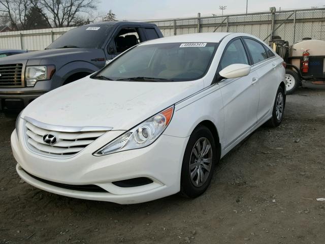 5NPEB4AC3DH558837 - 2013 HYUNDAI SONATA GLS WHITE photo 2