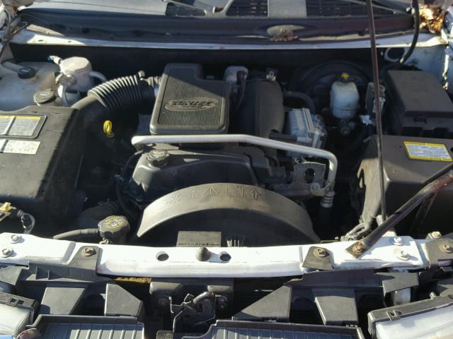 5GADT13S452183721 - 2005 BUICK RAINIER CX WHITE photo 7