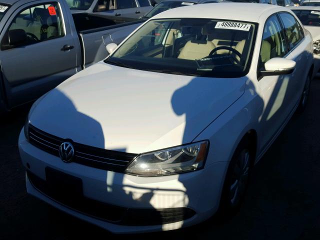 3VWDP7AJ7DM357284 - 2013 VOLKSWAGEN JETTA SE WHITE photo 2