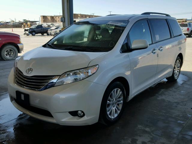 5TDYZ3DC0HS882598 - 2017 TOYOTA SIENNA XLE WHITE photo 2