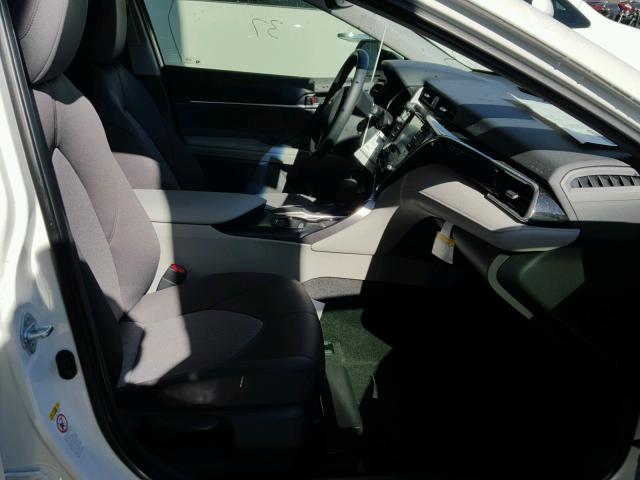 JTNB11HK0J3020049 - 2018 TOYOTA CAMRY L 白色 照片 5
