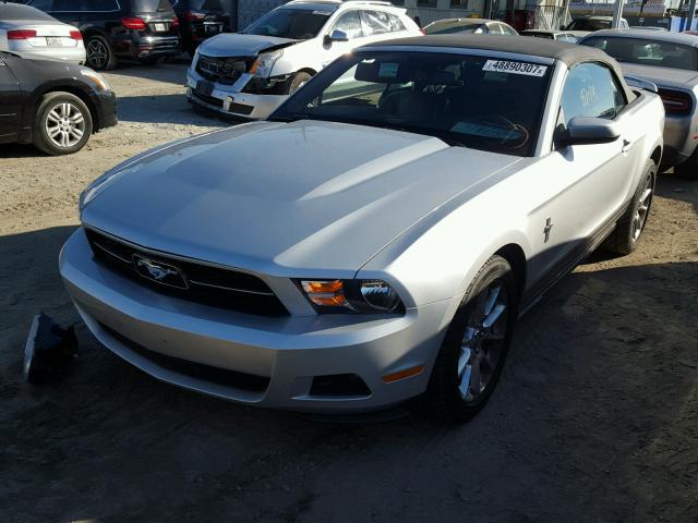 1ZVBP8EN0A5129025 - 2010 FORD MUSTANG SILVER photo 2