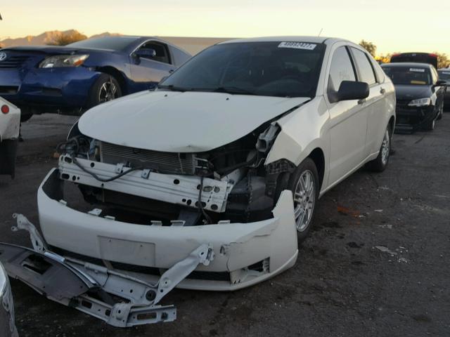 1FAHP35N59W185781 - 2009 FORD FOCUS SE WHITE photo 2