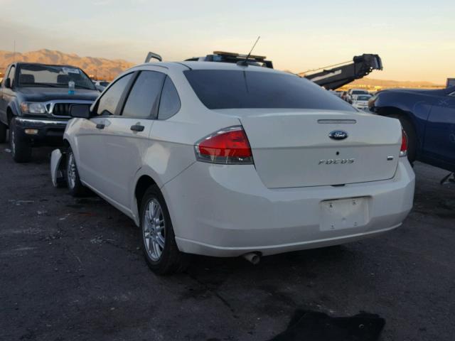 1FAHP35N59W185781 - 2009 FORD FOCUS SE WHITE photo 3