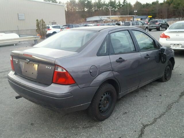 1FAFP34N46W157412 - 2006 FORD FOCUS ZX4 GRAY photo 4