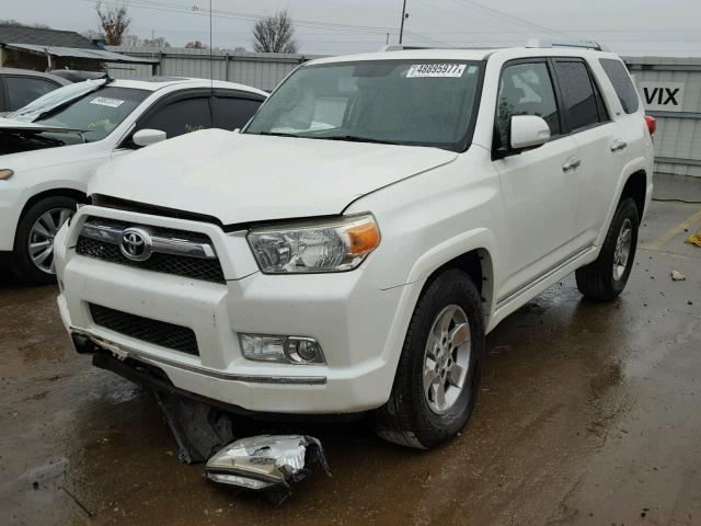 JTEZU5JR0A5009190 - 2010 TOYOTA 4RUNNER SR WHITE photo 2