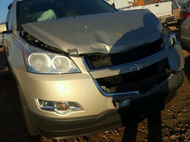 1GNLRHED6AJ224230 - 2010 CHEVROLET TRAVERSE L GOLD photo 9