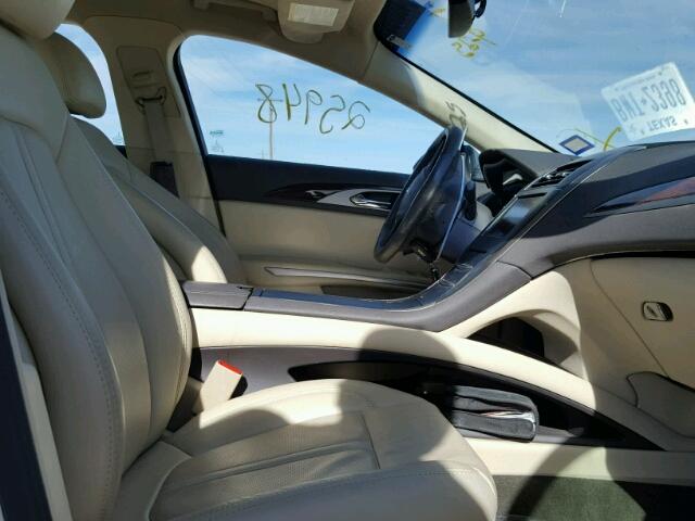 3LN6L2G99DR820239 - 2013 LINCOLN MKZ WHITE photo 5