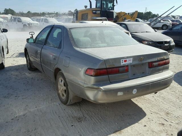 JT2BG22K8W0111766 - 1998 TOYOTA CAMRY CE GRAY photo 3