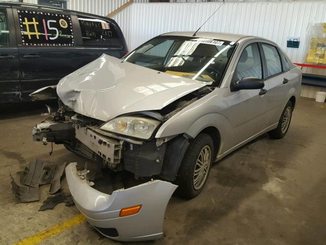 1FAFP34N35W211829 - 2005 FORD FOCUS ZX4 SILVER photo 2