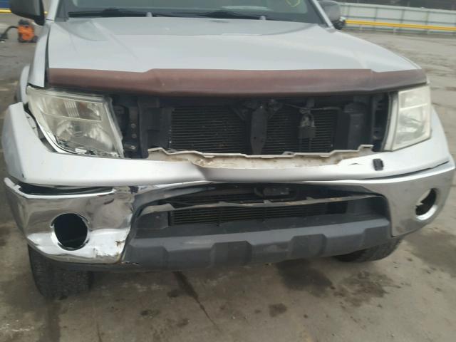 1N6AD06W47C442001 - 2007 NISSAN FRONTIER K SILVER photo 9