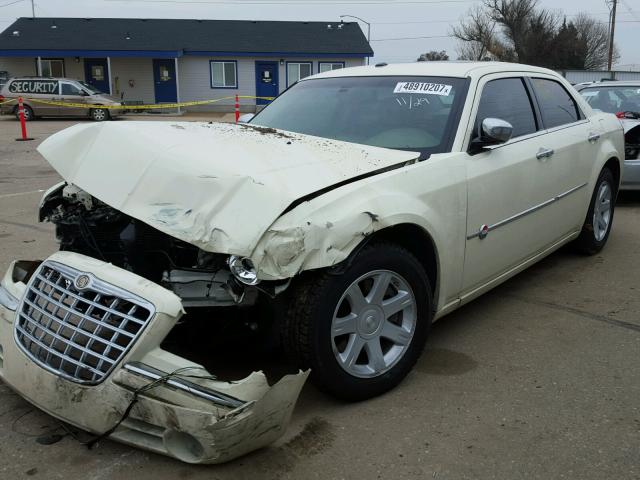 2C3LA63H08H268508 - 2008 CHRYSLER 300C CREAM photo 2