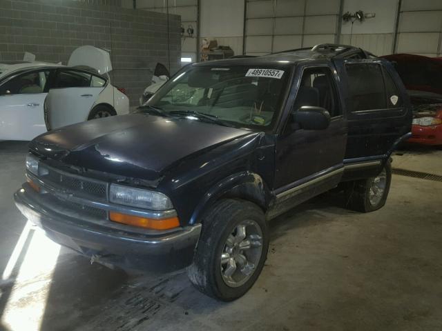 1GNDT13W9YK210036 - 2000 CHEVROLET BLAZER BLUE photo 2