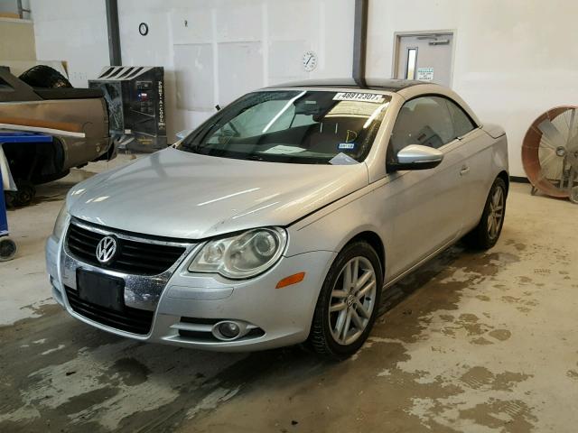 WVWFA71F79V018028 - 2009 VOLKSWAGEN EOS LUX SILVER photo 2