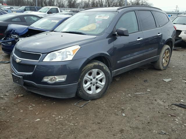 1GNEV13DX9S129562 - 2009 CHEVROLET TRAVERSE L BLUE photo 2